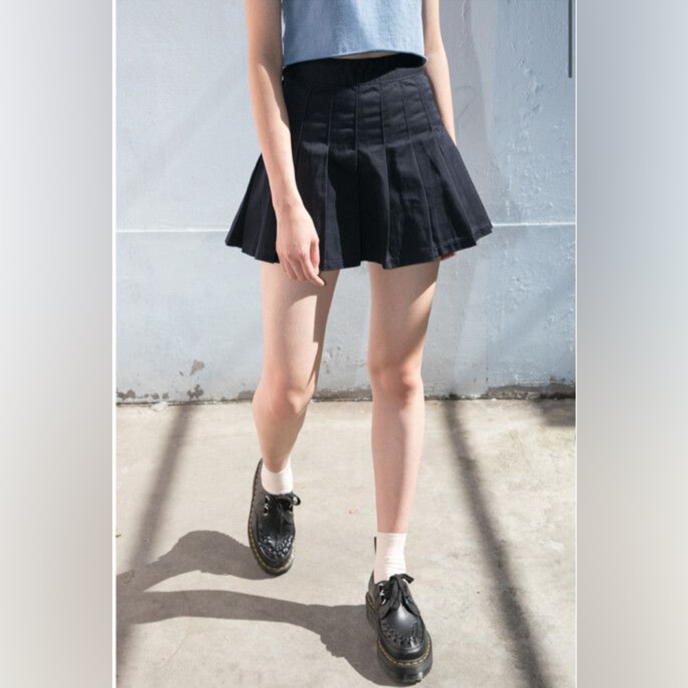 Brandy Melville Dana skirt
Size S
